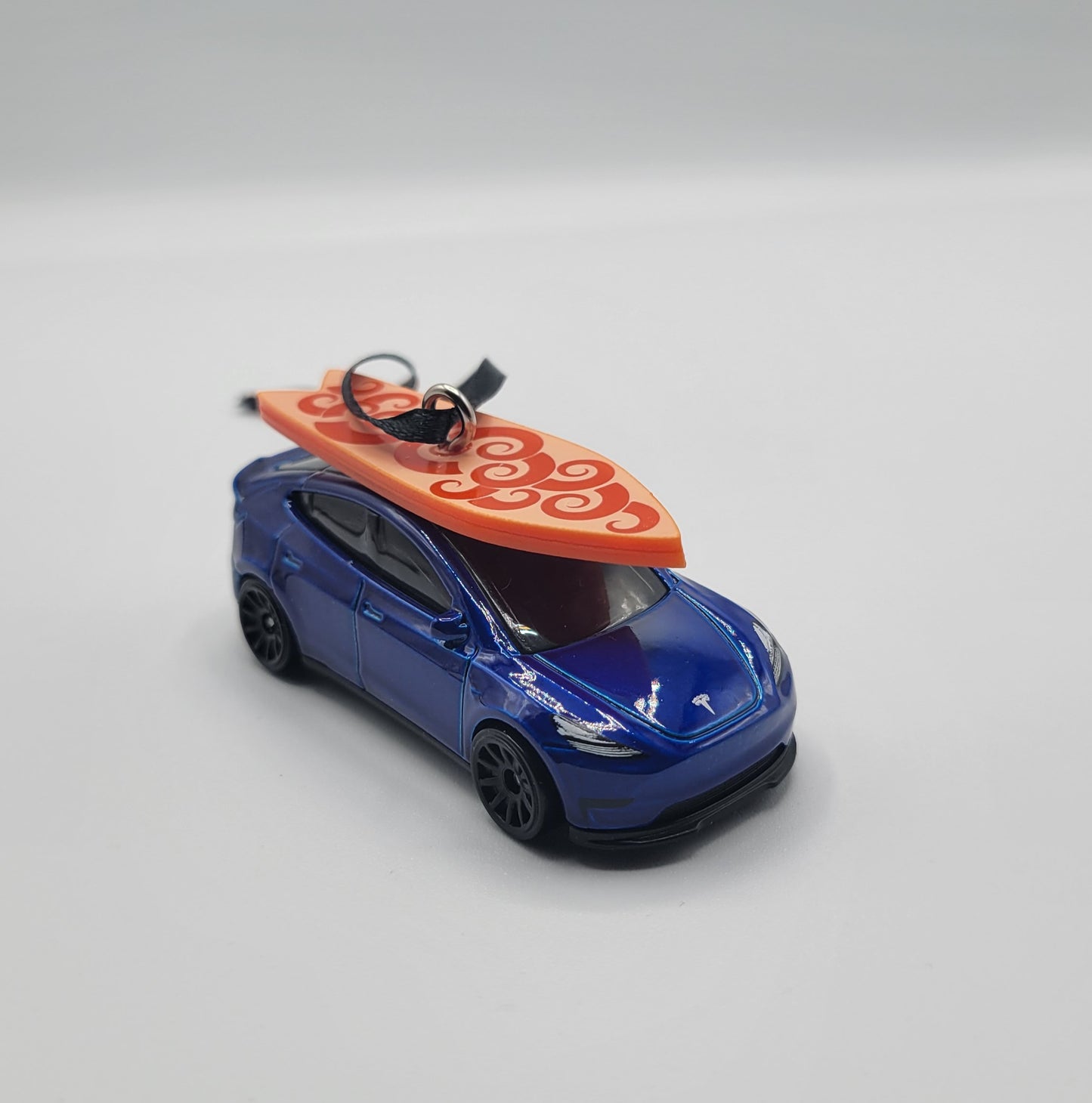Tesla Model Y Blue Diecast Christmas Ornament with Surfboard on Roof – Color of Surfboard May Vary – Perfect Holiday Decoration for Car Enthusiasts
