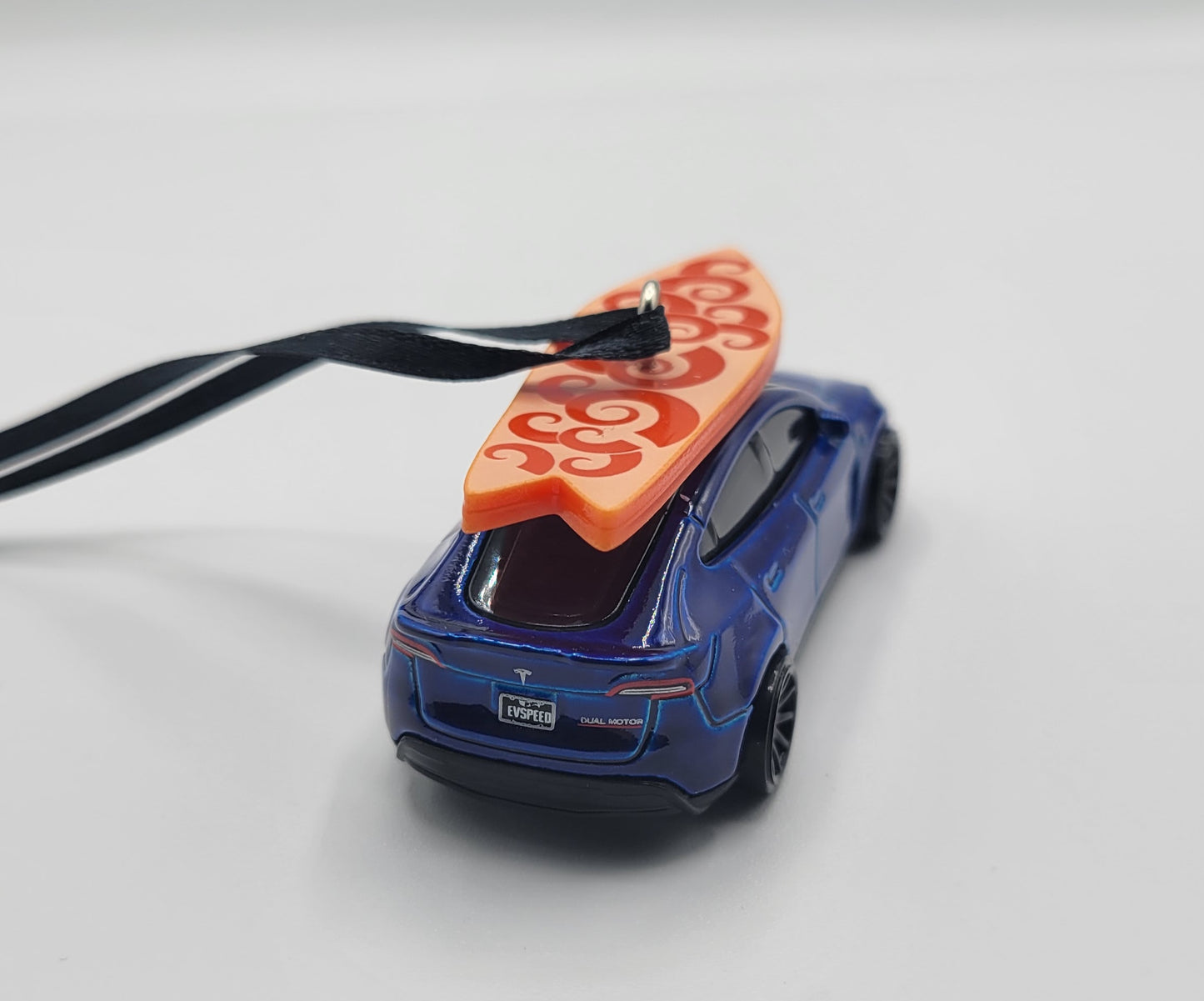 Tesla Model Y Blue Diecast Christmas Ornament with Surfboard on Roof – Color of Surfboard May Vary – Perfect Holiday Decoration for Car Enthusiasts