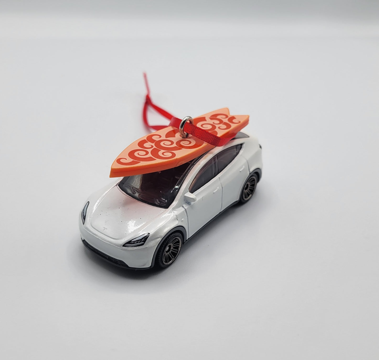 Tesla Model Y White Diecast Christmas Ornament with Surfboard on Roof – Color of Surfboard May Vary – Perfect Holiday Decoration for Car Enthusiasts