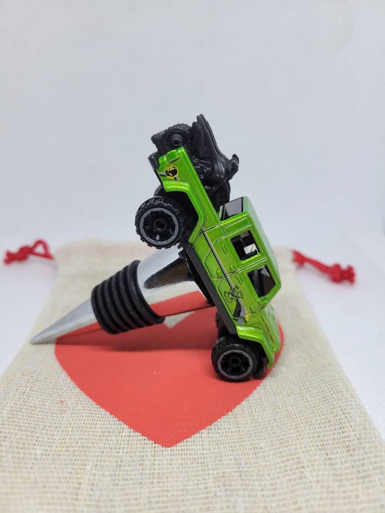 Wine bottle stopper for Jeep Gladiator (green) - Unique Wine Gifts by SpeedTails