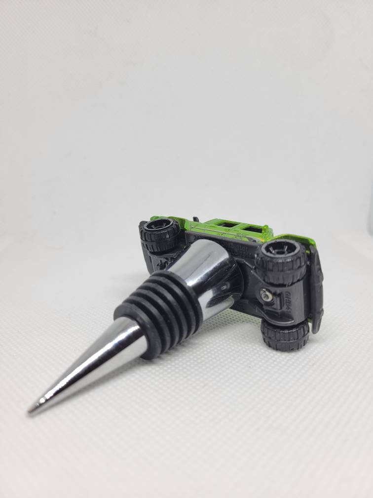 Wine bottle stopper for Jeep Gladiator (green) - Unique Wine Gifts by SpeedTails