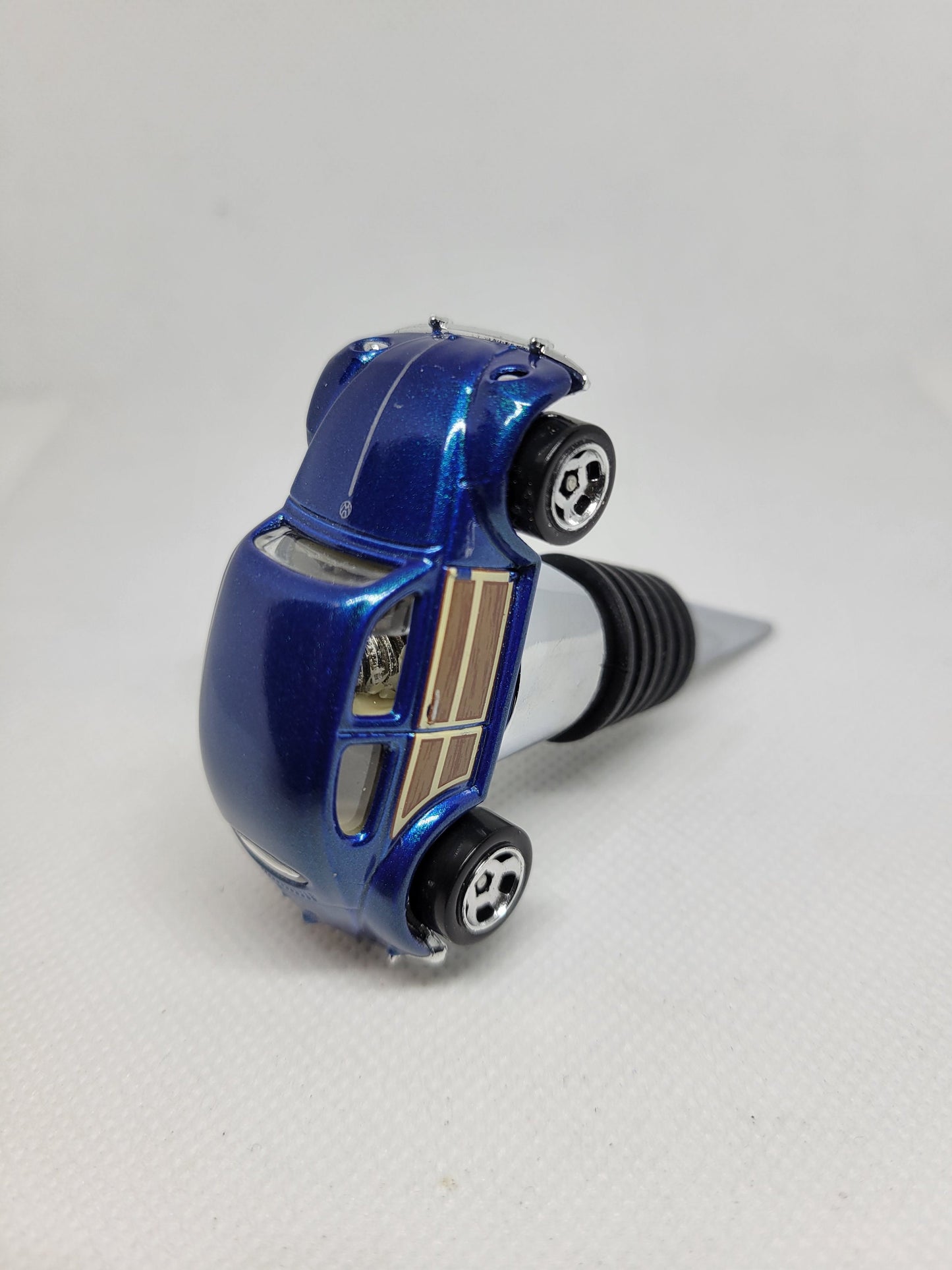 Wine bottle stopper for Volkswagen Beetle Bug (blue) - Unique Wine Gifts by SpeedTails